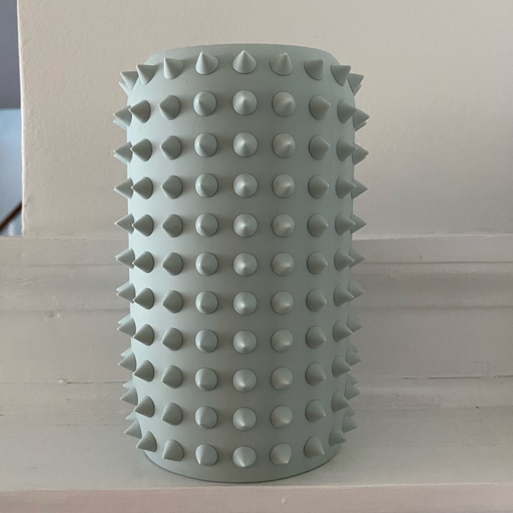 Bkr 1L James spiked water bottle sleeve